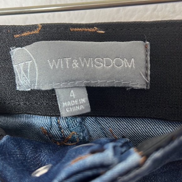 Wit & Wisdom LUXE TOUCH Girlfriend Jean.  Blue Vintage Distressed Denim - Picture 8 of 15